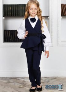 Modisches Schulmädchenkostüm für 2020