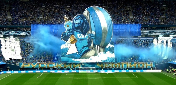 Zenitzeichen über Stadionfeld