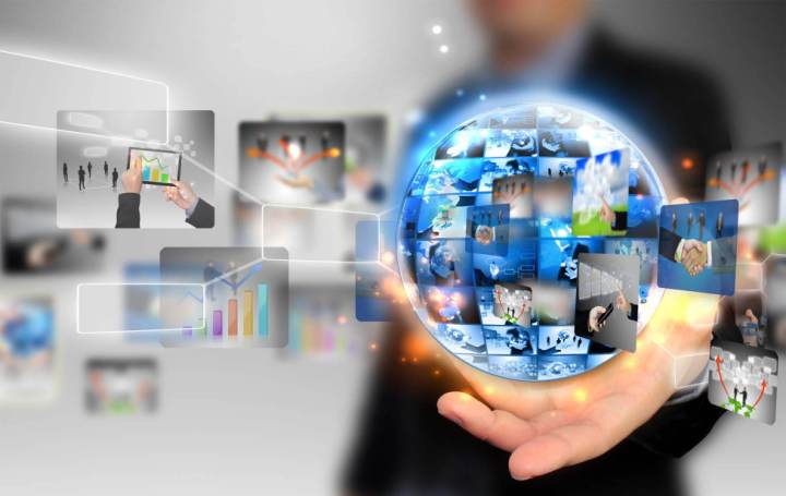 Mann hält einen Ballon mit Ikonen der Ideen