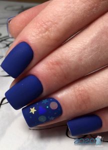 Blaue matte Nägel für 2020