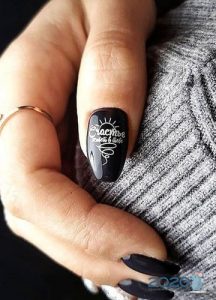 Nagelmalerei für 2020 - Wörter und Phrasen auf einem schwarzen Hintergrund