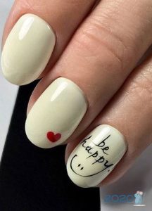 Weiße Nägel in der Aufschrift - Trend 2020