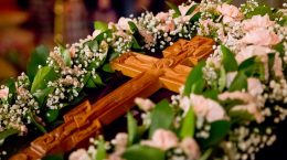 Heiliges Kreuz, umgeben von Blumen