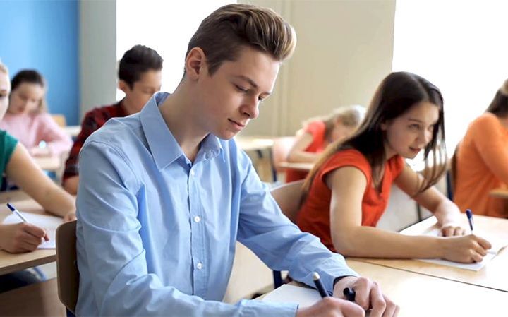 Schüler schreiben Tests