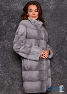 Skandinavisches Nerzblau - modische Pelzmäntel 2020