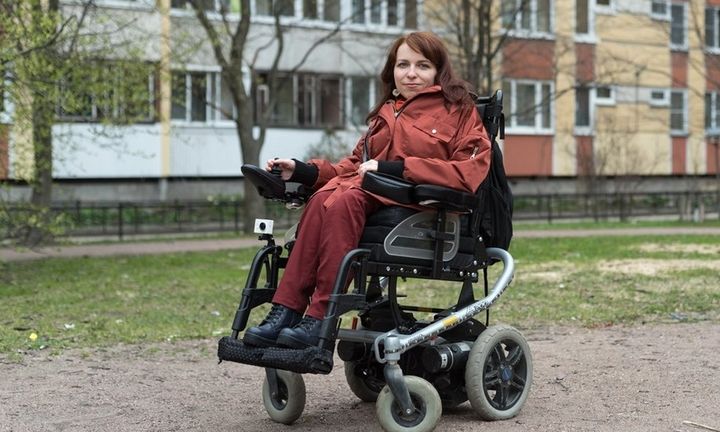 Mädchen im Rollstuhl