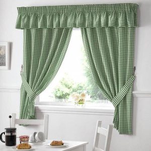 Kurze grüne Vorhänge in der Küche 2019-2020 Jahr