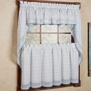 Vorhänge in der Küche im Stil der Provence Winter 2020