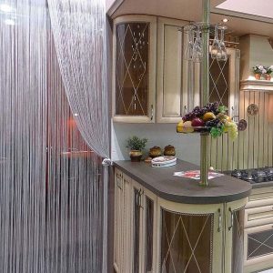 Fadenvorhang im Innenraum der Küche