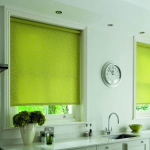 Helle Rollläden innerhalb einer modernen Küche