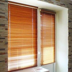 Klassische Horizontaljalousien im Innenraum