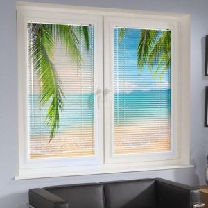 Klassische horizontale Jalousien mit einem Muster im Inneren der Küche