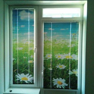 Klassische Horizontaljalousien mit Fotodruck im Innenraum der Küche