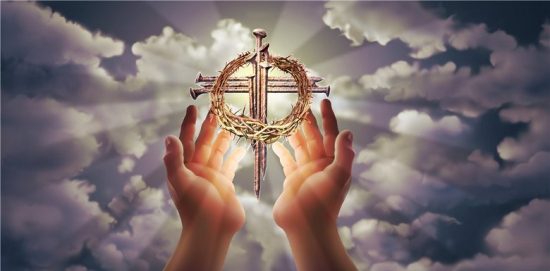 Kreuz, Jesus Kranz in Händen