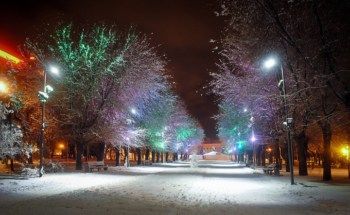 Gasse in der Nacht im Schnee