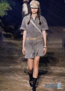 Modischer Jumpsuit aus kurzem Denim Frühjahr 2020