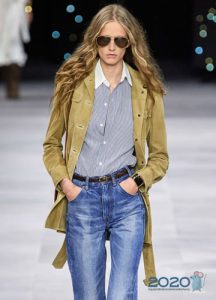 Das Hemd der Männer in einem weiblichen Bild Frühling-Sommer 2020