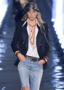 Modisches Herrenhemd in Damenbögen im Jahr 2020