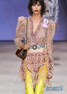 Bluse mit Hauchen Frühling-Sommer 2020