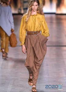 Trendige asymmetrische Bananen Frühling-Sommer 2020