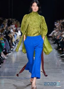 Trendige blaue Hose für Frühling-Sommer 2020