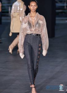 Modische Jeans mit asymmetrischer Perforation Frühjahr-Sommer 2020