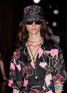 Schmale Gläser der besten Kollektionen der Saison Frühjahr-Sommer 2020