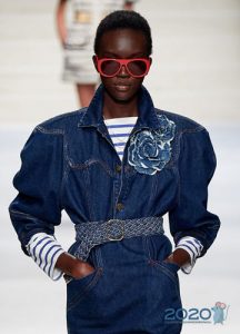 Fashion Brille mit einem leuchtend roten Rahmen Frühjahr-Sommer 2020