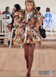 Ein flauschiges kurzes Kleid mit Volants Frühling-Sommer 2020