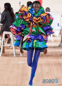 Outrageous kurzes Kleid im Frühjahr 2020