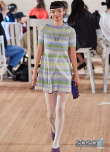 Trendy gestreiftes Strickkleid für Frühjahr 2020