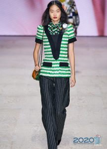 Modische T-Shirts Frühling 2020 mit tiefem Umhang