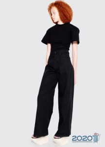 Klassisches schwarzes T-Shirt für die Frühjahr-Sommer-Saison 2020