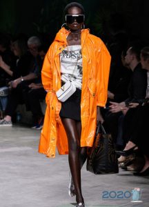 Strahlend lange Regenjacken aus den Kollektionen der Saison Frühjahr-Sommer 2020