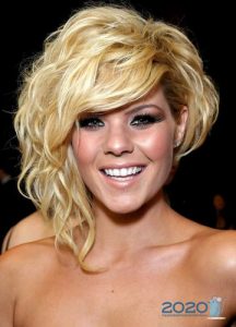 Modischer asymmetrischer Haarschnitt für lockiges Haar für 2020