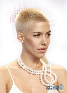 Ultrakurzer Frauenhaarschnitt für 2020