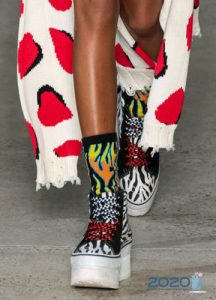 Frauenturnschuhe auf der Plattform - Mode 2020