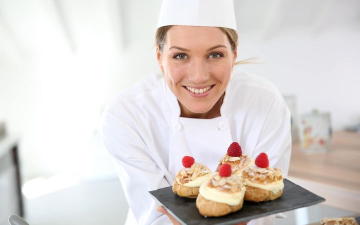 Konditor mit Kuchen