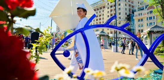 Kulissen und Animatoren während der Fischwoche