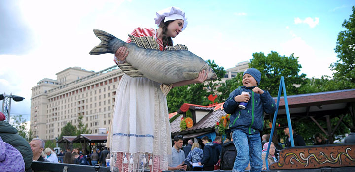 Mädchen mit Fisch und Jungen